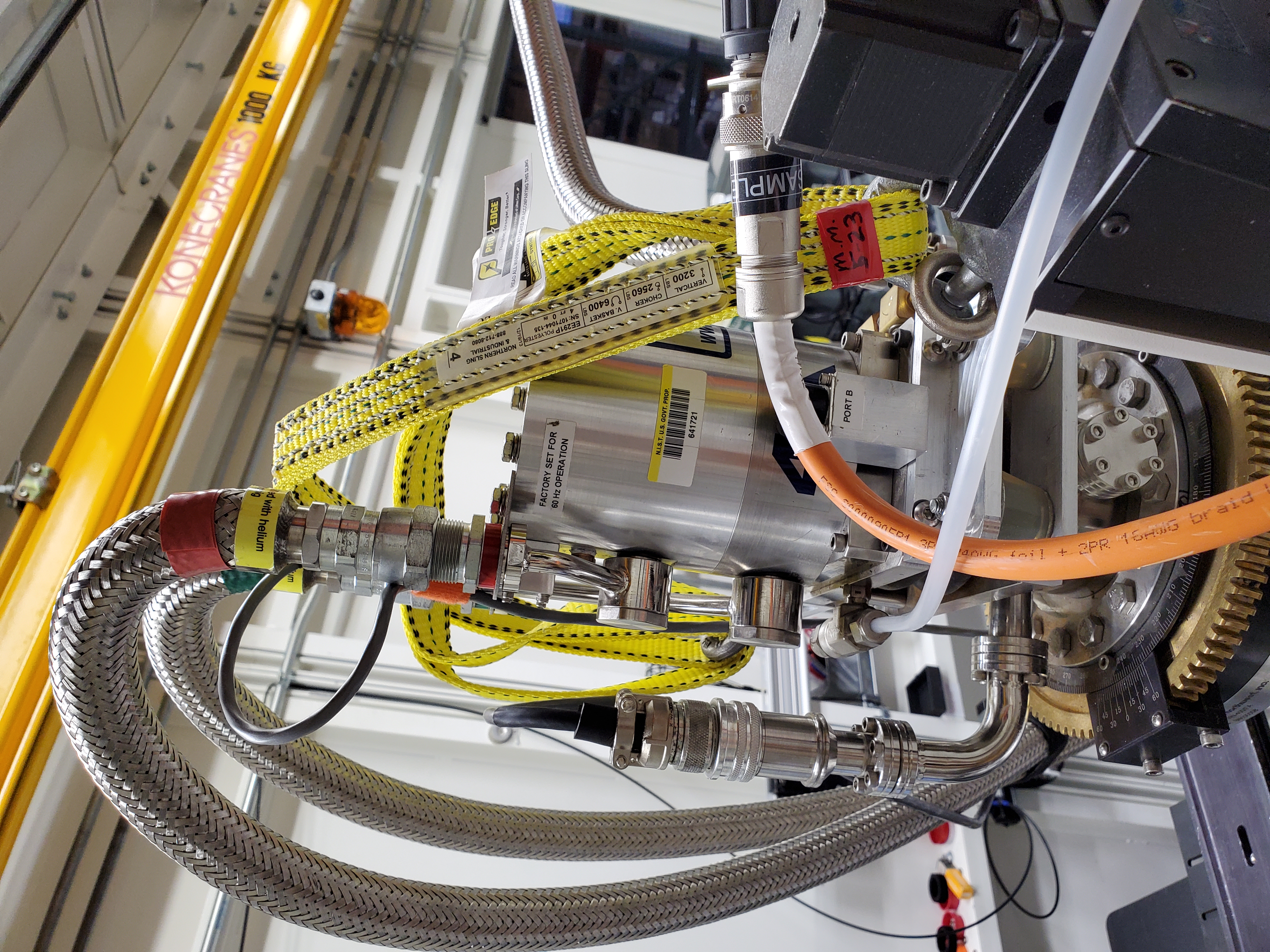 _images/Hoist_cryostat.jpg